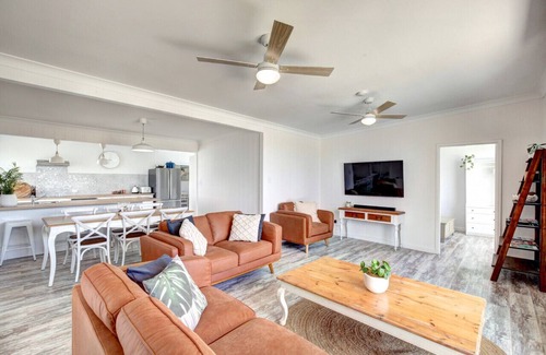 Goolwa South Casa | The Lazy Palm Beach Shack with Modern Touches