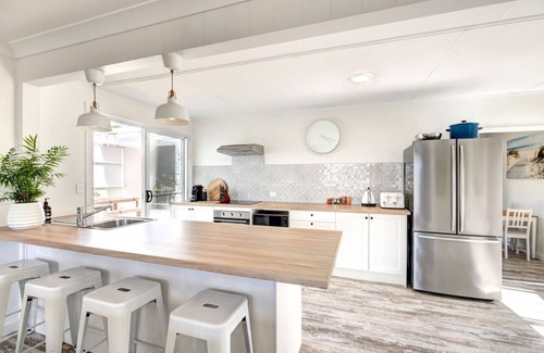 Goolwa South Casa | The Lazy Palm Beach Shack with Modern Touches
