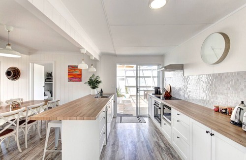 Goolwa South Casa | The Lazy Palm Beach Shack with Modern Touches