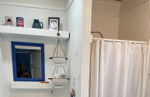 Cedar Bluff Cabina | The Lazy Worm Getaway - Entire cabin with private boat ramp and covered dock