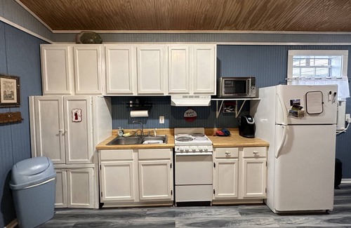 Cedar Bluff Cabina | The Lazy Worm Getaway - Entire cabin with private boat ramp and covered dock
