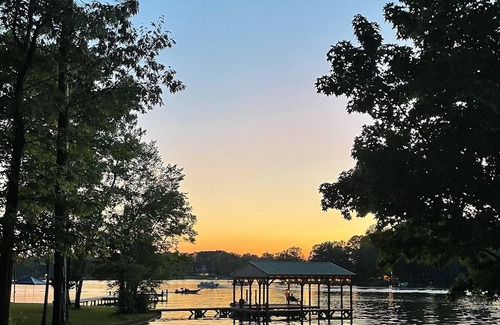 Cedar Bluff Cabina | The Lazy Worm Getaway - Entire cabin with private boat ramp and covered dock