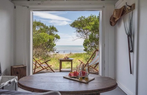 Capel Sound Cabaña | The Leaning Tree - Little blue beach house and beach-box on the bay