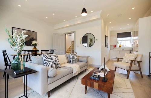 Harlesden Apartamento | The Leghorn Quarters - Modern 3 Bdr with Balcony