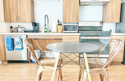 East Village Apartamento | The Leo - One Bedroom Apartment w/ Private Balcony