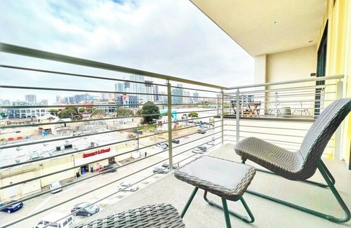 East Village Apartamento | The Leo - One Bedroom Apartment w/ Private Balcony