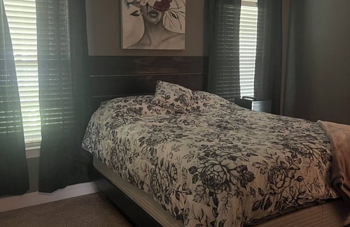 Leland Casa | The Lewis House, Charming 3-bedroom house with WiFi and AC in lovely Leland.