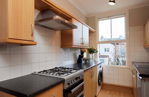 Leyton Apartamento | The Leyton Midland Crib - Cozy 2BDR with Garden