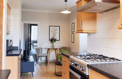 Leyton Apartamento | The Leyton Midland Crib - Cozy 2BDR with Garden