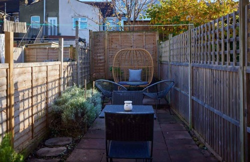 Leyton Apartamento | The Leyton Midland Crib - Cozy 2BDR with Garden