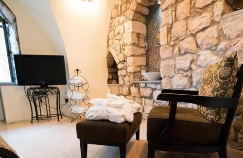 Artists Colony Cabina | The Liana Suite