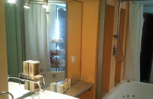 Artists Colony Cabina | The Liana Suite