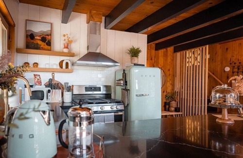 Running Springs Cabina | The Lightfoot Cabin · Mid-Century Cabin Perfect for Romantic Getaway