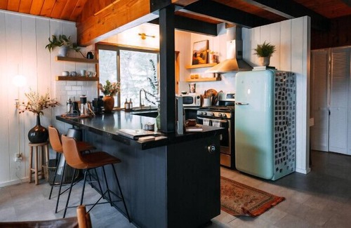 Running Springs Cabina | The Lightfoot Cabin · Mid-Century Cabin Perfect for Romantic Getaway