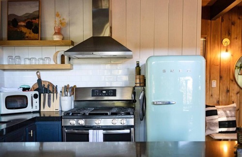 Running Springs Cabina | The Lightfoot Cabin · Mid-Century Cabin Perfect for Romantic Getaway