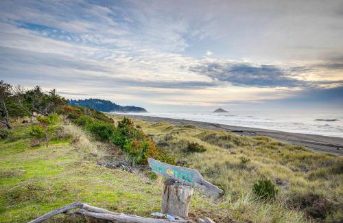 Port Orford Casa | The Lighthouse 3 Acre Port Orford Oceanfront Home
