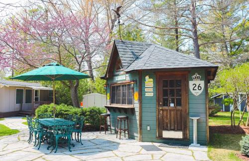 Wasaga Beach Hotel | The Lighthouse Cottage Four