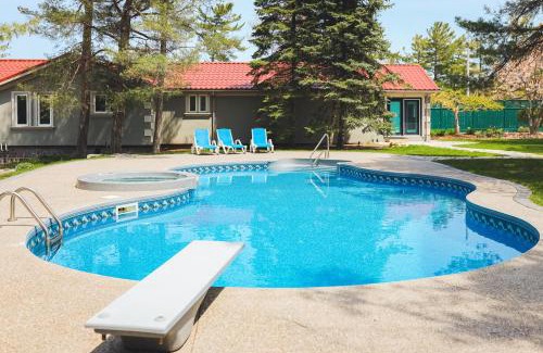 Wasaga Beach Hotel | The Lighthouse Cottage Four