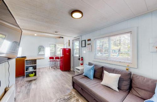 Wasaga Beach Hotel | The Lighthouse Cottage Four