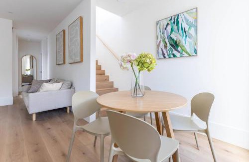 Port Melbourne Casa | The Lightwell - Sunlit Beachside Escape with Rooftop