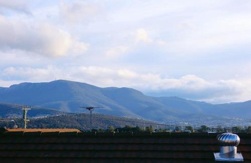 Lindisfarne Casa | The Lindisfarne Loft - close to CBD and Airport