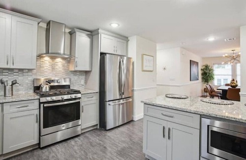 Kearny Apartamento | The Lions Den Luxury 3-Bedroom Oasis + Patio