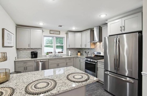 Kearny Apartamento | The Lions Den Luxury 3-Bedroom Oasis + Patio