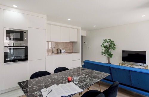 Linda-a-Velha Apartamento | The Lisbon Hideaway | 2 Bed Urban Terrace Stay