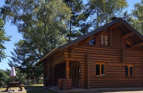 Marcillac-la-Croisille Chalet De Esquí | El pequeño tronco con vista al lago.