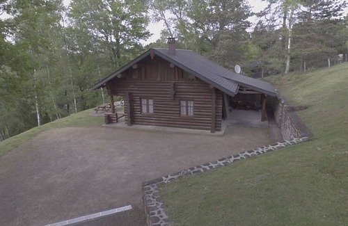 Marcillac-la-Croisille Chalet De Esquí | El pequeño tronco con vista al lago.