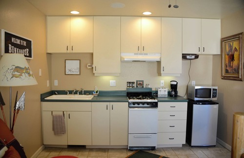 Williamson Apartamento | The Little Bunkhouse is on 7 acres of walk ways, a camp site and putting green.