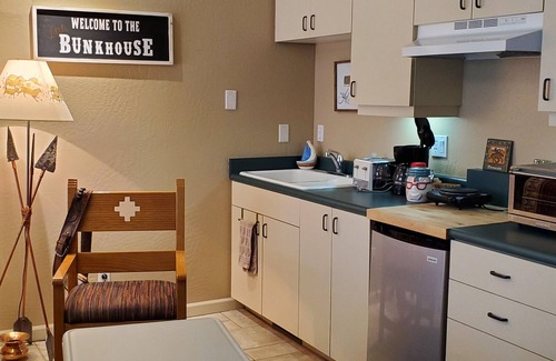 Williamson Apartamento | The Little Bunkhouse is on 7 acres of walk ways, a camp site and putting green.