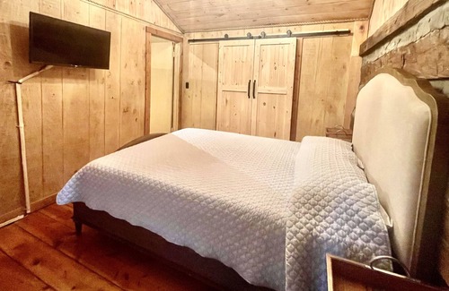 Dandridge Cabina | The Little Cabin on the peaceful lake cove! With a boat dock and fire pit!