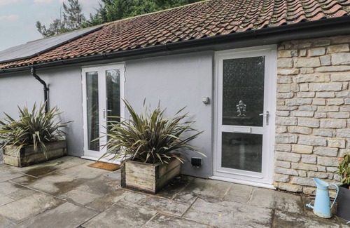 West Pennard Cabaña | THE LITTLE COTTAGE ANNEXE, pet friendly, with a garden in Glastonbury