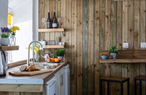 Bryn-crug Cabaña | The Little Cottage - sleeps 2 guests in 1 bedroom