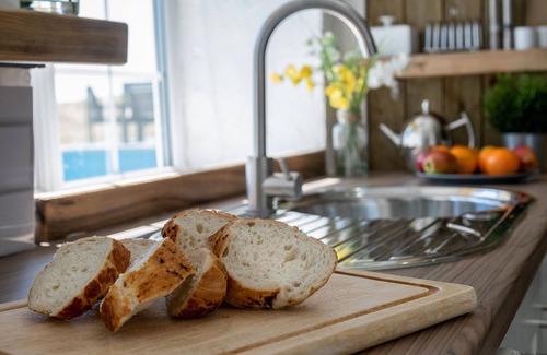 Bryn-crug Cabaña | The Little Cottage - sleeps 2 guests in 1 bedroom