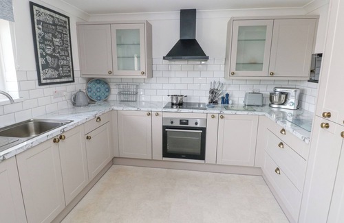 Llangain Cabaña | THE LITTLE CWTCH, character holiday cottage in Llansteffan