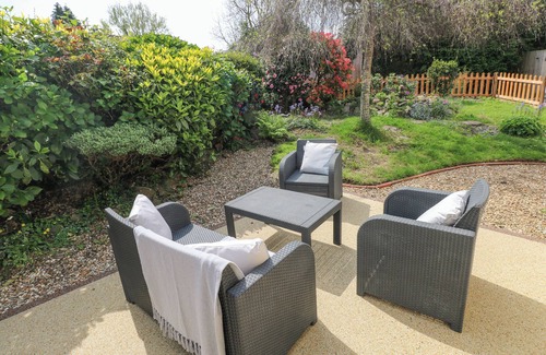 Llangain Cabaña | THE LITTLE CWTCH, character holiday cottage in Llansteffan