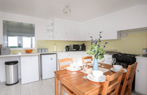 Rhosneigr Cabaña | THE LITTLE DOLPHINS, pet friendly, with a garden in Rhosneigr