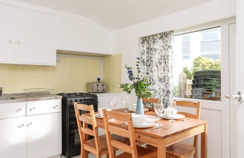 Rhosneigr Cabaña | THE LITTLE DOLPHINS, pet friendly, with a garden in Rhosneigr