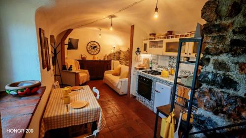Arcola Casa | the little house of arcola in the medieval walls