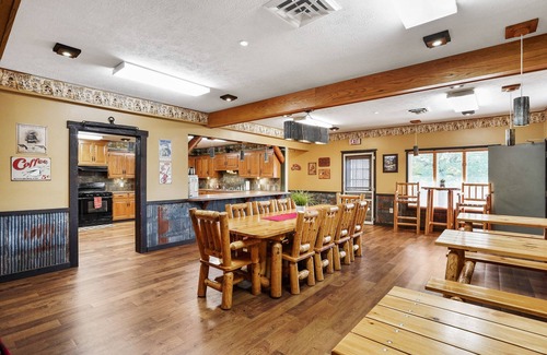 Bladensburg Cabina | The Little Lodge. Disconnect from your fast pace with friends and family.