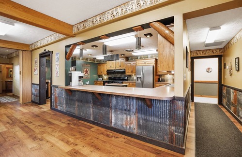 Bladensburg Cabina | The Little Lodge. Disconnect from your fast pace with friends and family.