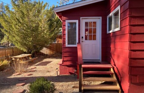 Fawnskin Cabina | "The Little Red Cabin" Big Bear / Fawnskin