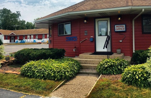 Mount Horeb Casa | THE LITTLE VILLAGE , Full Bed 106