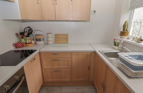 Crynant Cabaña | THE LOBSTER POT, pet friendly, luxury holiday cottage in Oxwich