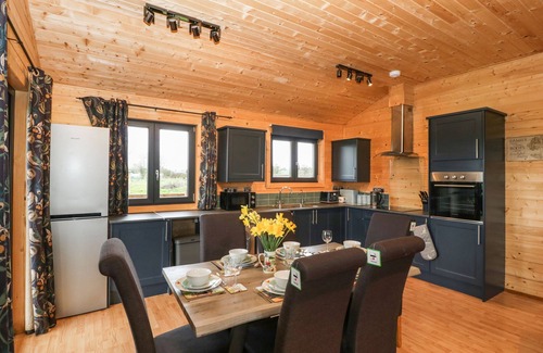 Middlezoy Cabaña | THE LODGE AT CROSSROADS FARM, pet friendly in Middlezoy