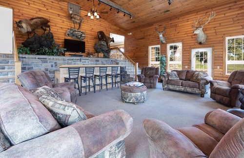 Falcon Cabina | The Lodge at Mark Twain Forest