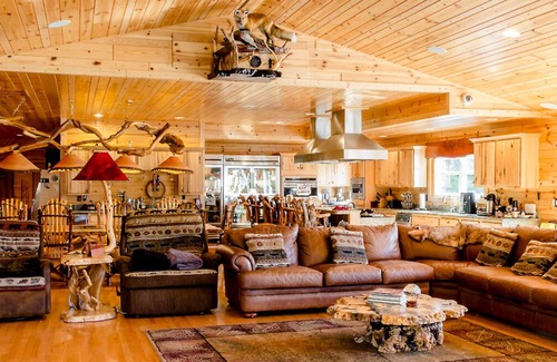 Evart Cabina | The Lodge at Meemo's Farm & Retreat