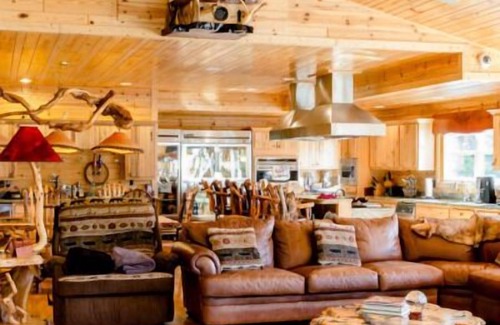 Evart Cabina | The Lodge at Meemo's Farm & Retreat